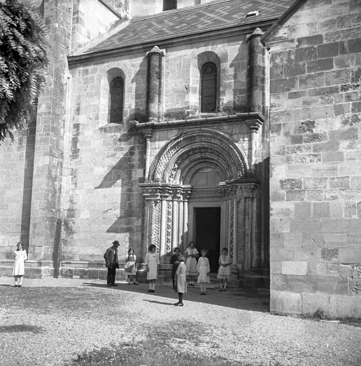 Lébény, római katolikus templom déli kapuja, Lux Géza felvétele, 1945 előtt (ltsz. 008.939N)