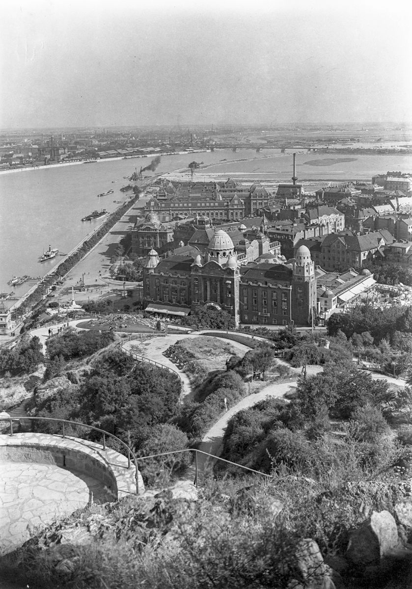 …a Gellért-hegyről dél felé, háttérben a második déli vasúti összekötő híddal, 1944 előtt (ltsz. 029.916N)