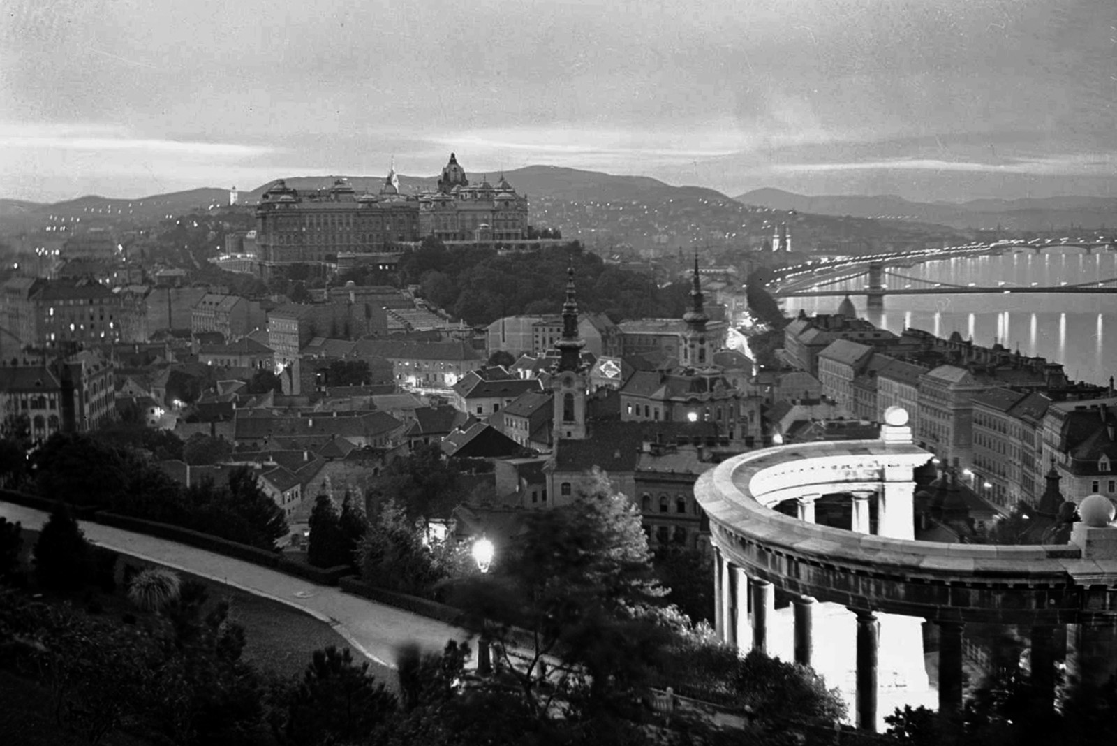 … panorámája a Gellért-hegyről a budai Várral és a Tabánnal, év nélkül (ltsz. 031.308N)