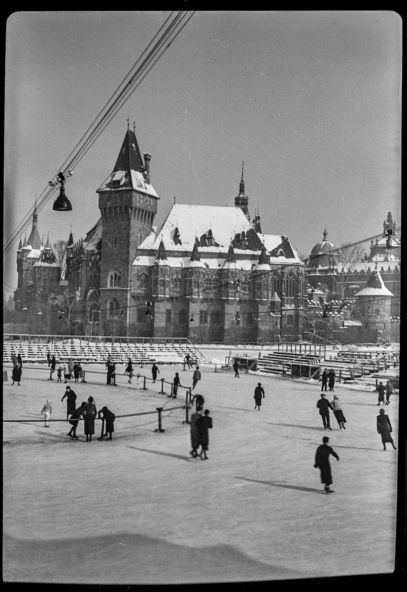 Budapest XIV. Városliget, Vajdahunyad vára és a Műjégpálya, Szöllősy Kálmán felvétele, 1950-es évek (ltsz. 090.389N)