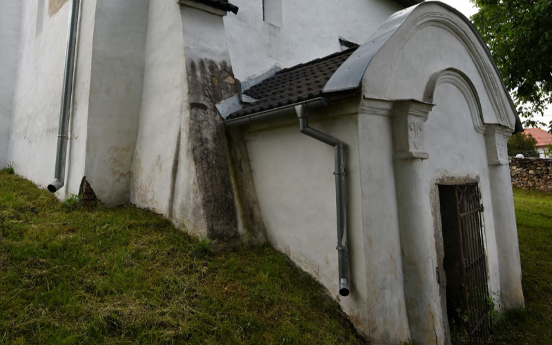 szentély és kriptalejárat