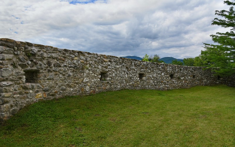 körítőfal lőrésekkel