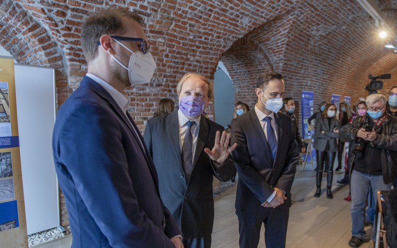 Dr. Gabriel Székely ismerteti az épületeket Mr. Dominic Fritznek és Mr.Alin Nicanak