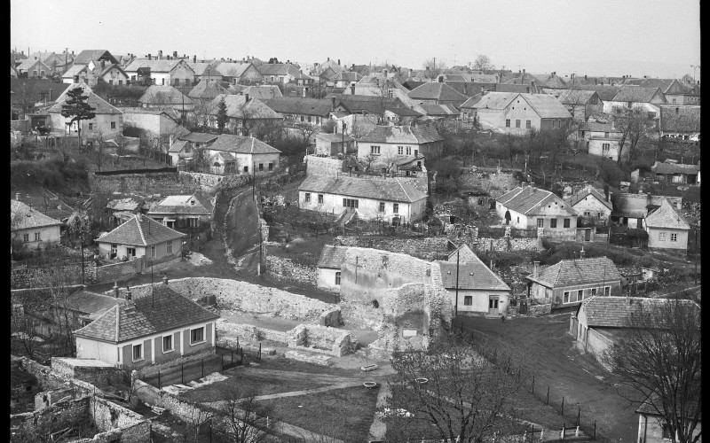 Az egykori Szt. Katalin domonkos apácakolostor templomának romjai a várból (1970 k., MÉM MDK Fotótár)