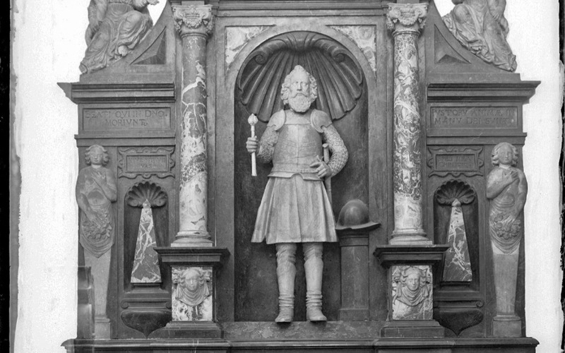 Trencsén, r. k. plébániatemplom, Illésházy Gáspár síremléke (MÉM MDK, Műemlékvédelmi Dokumentációs Központ, Fotótár, ltsz. 009.872N)