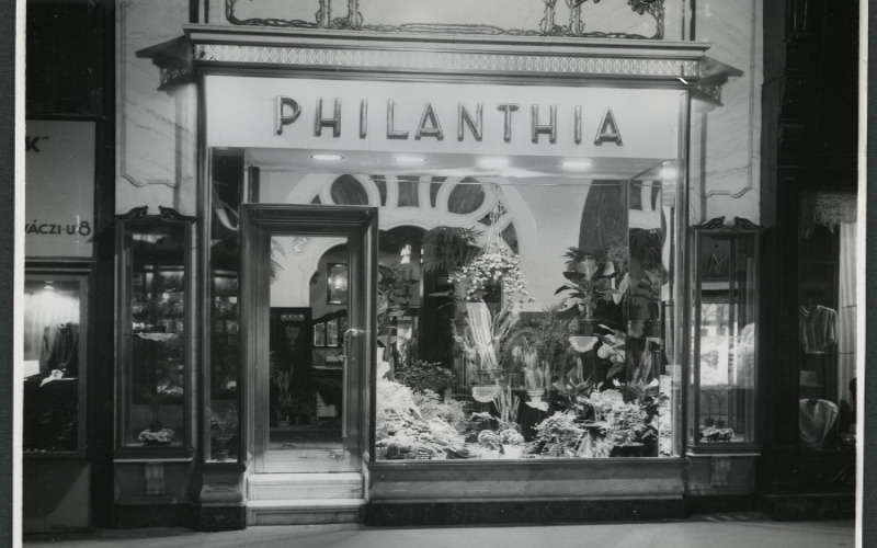 A Philanthia virágüzlet kirakata az 1930-as években, fotó: Kozelka Tivadar, MÉM MDK Magyar Építészeti Múzeum