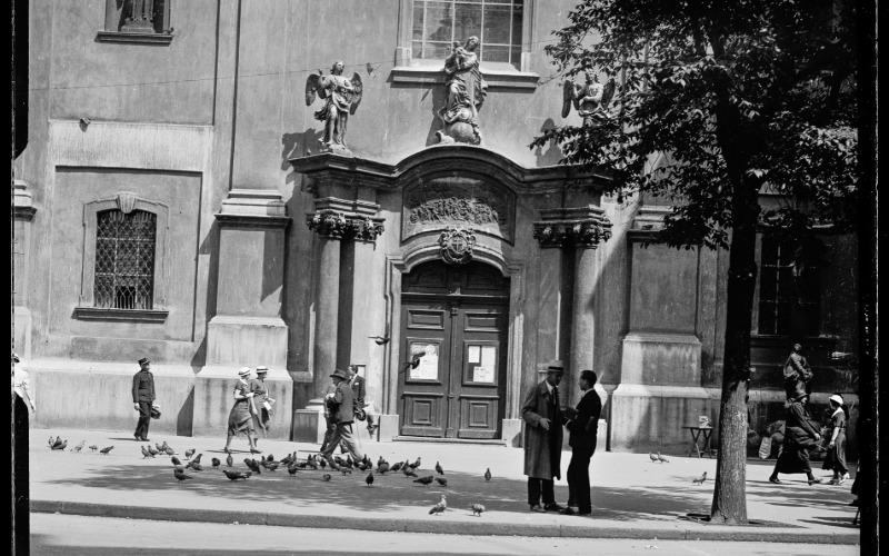 Budapest, Belvárosi Ferences Templom kapuzata, 1930-as évek. 