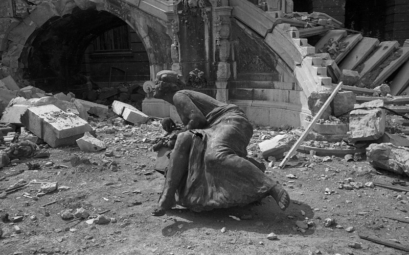 Budapest, romos részlet a budai várból háború után, 1945.