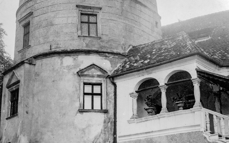 Öregtorony az udvarban, 1960 körül (MÉM MDK, Fotótár, ltsz. 024335P)