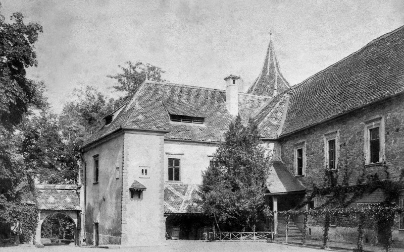 Keleti lakószárny homlokzata, 1890-es évek vége (MÉM MDK, Fotótár, ltsz. 22457P)