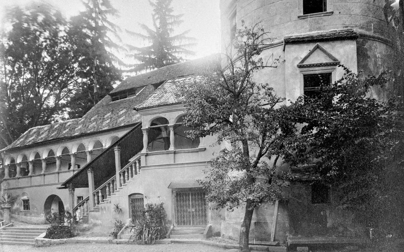 Nyugati szárny a díszlépcsővel és az árkádos tornáccal, 1890-es évek vége, Gerecze Péter-hagyaték (MÉM MDK, Fotótár, ltsz. 3179P)