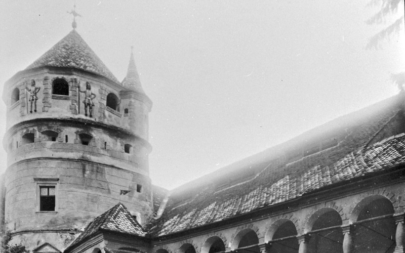 A kastély udvari része, 1890-es évek vége, Gerecze Péter-hagyaték (MÉM MDK, Fotótár, ltsz. 3180P)