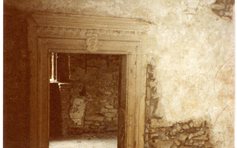 Kígyós címer egy belső ajtókereten, Gróf Bethlen Miklós ajándéka 1988-ból (MÉM MDK, Fotótár, ltsz. 080651P)