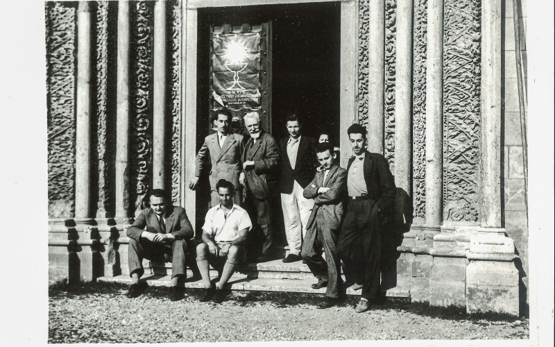 Lébény, Szent Jakab-templom, felmérési csoport, a kapuban Csányi Károly és Lux Géza, 1938. Lymbus, ltsz. K 1899.
