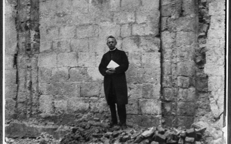 Feldebrő, római katolikus templom déli homlokzata Szőnyi Ottó régésszel, Lux Kálmán felvétele, 1920-as évek, 025.838P MÉM MDK Fotótár. 