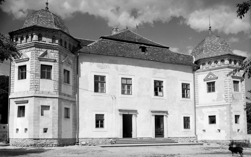 089.543N A kastély a helyreállított romantikus homlokzattal - 1969-es felvétel, szerző nélkül. 