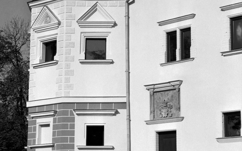 127.675N A helyreállított délnyugati saroktorony, mellette a Mágocsy-emléktábla - 1987, Dobos Lajos felvétele
