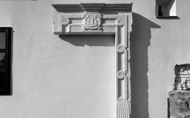 127.678N A külső erődfal egykori kapuja az Alaghy-címerrel - 1987, Dobos Lajos felvétele