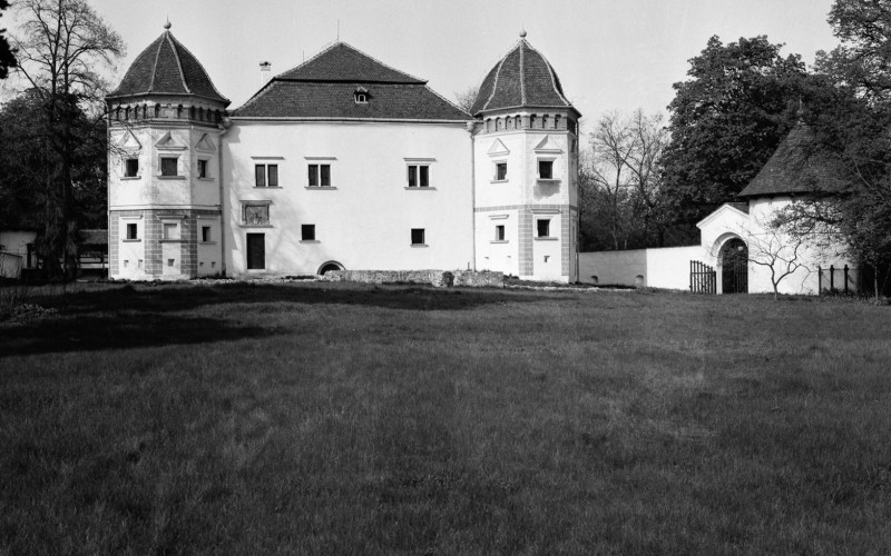 149.030bN A helyreállított kastély dél felől -	1991, Lővei Pál felvétele