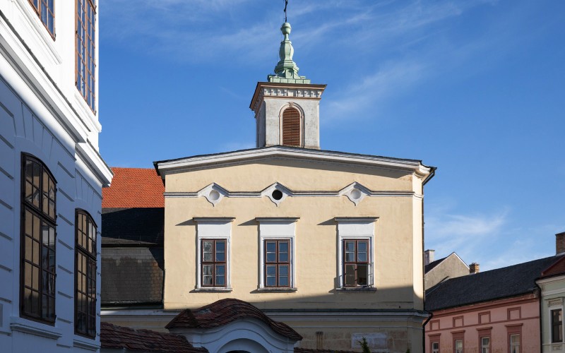 Az alkalmazottak háza északról, balra az érseki palota (F. Tóth Gábor)
