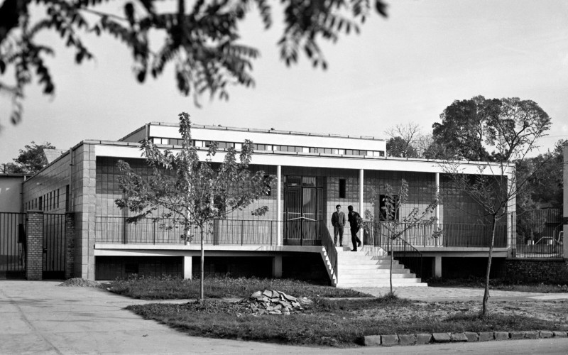 Snopper Tibor: Csongrádi Köztisztasági Fürdő. A megvalósult épület, fotó: Buzsáki Ferenc