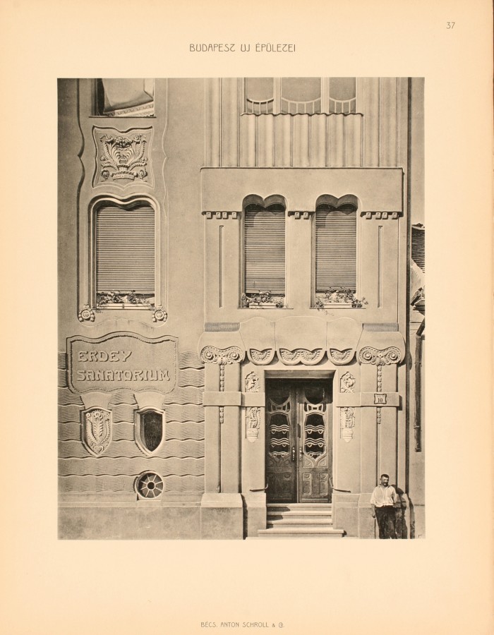 Budapest (IX. ker.), Bakáts tér 10. – Márkus Géza építész, 1905 (Erdey Gyula Szanatóriuma). Főbejárat