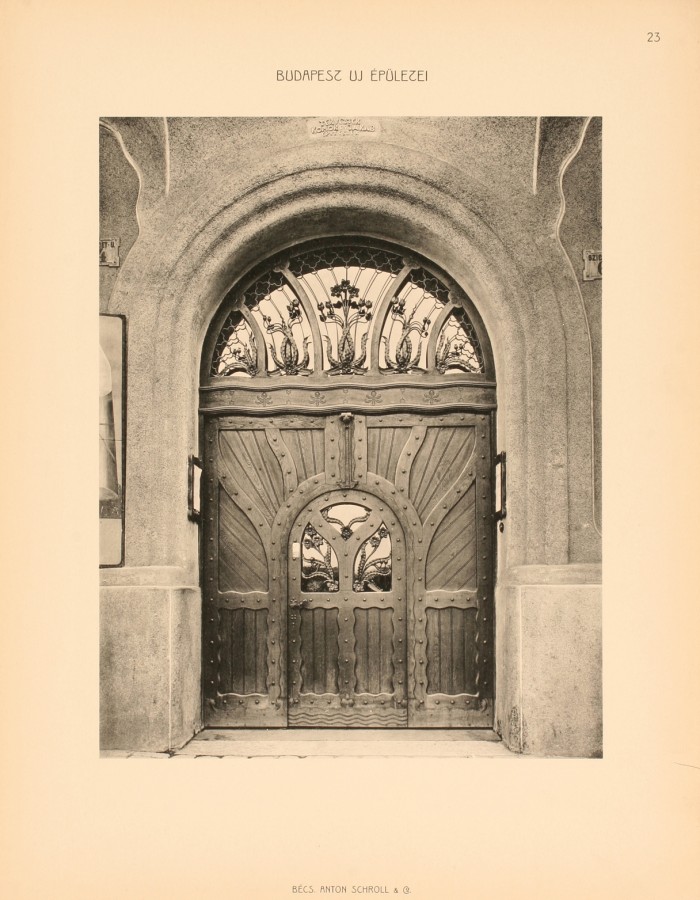 Budapest (XIII. ker.), Radnóti Miklós u. 4-6. – Komor Marcell és Jakab Dezső építészek, 1903 (Krayer-ház). Bejárati kapu, kovácsoltvas díszítéssel