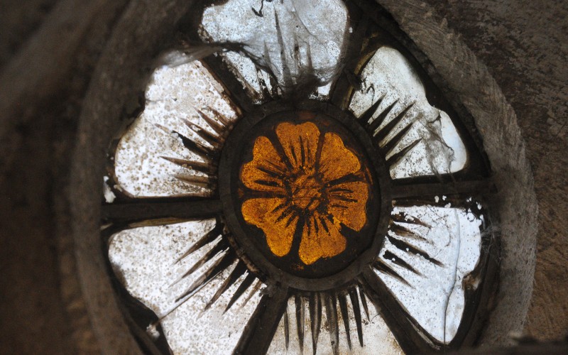A somogyomi templom szentélyzáródásának festett üvegablaka (Fotó: Bóna István)