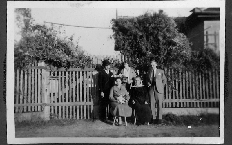 4.	kép: Feltehetően egy 1927-es eljegyzés csoportképe, háttérben a veranda.