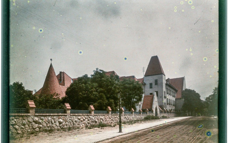 A városmajor utcai általános iskola és óvoda az 1910-es években. Autokróm. MÉM MDK Múzeumi Osztály
