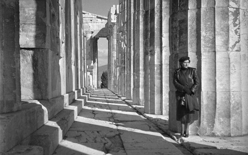 Athén (Görögország), Árkayné Sztehlo Lili az Akropoliszon, 1926. Árkay Bertalan felvétele (ltsz.: 093.310eN)
