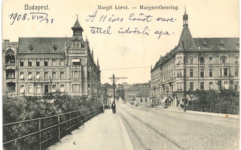 A Margit híd budai hídfőjénél álló épületek egykori toronysisakjaikkal, 1908 körül