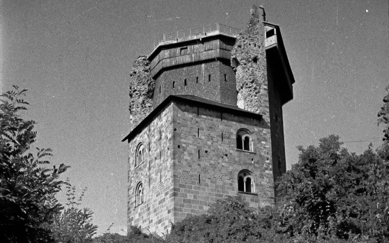 Visegrád, Salamon-torony a fazsindelyes kiegészítéssel (Szöllősy Kálmán, 1932 után), Fotótár 090.762N.  