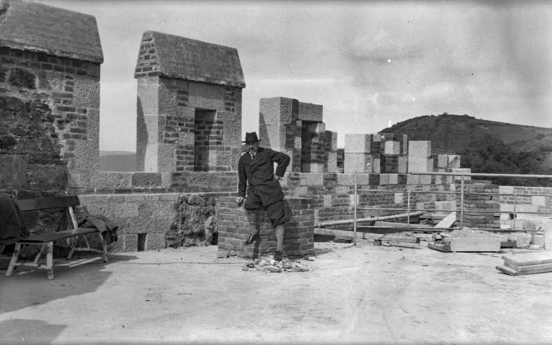 Schulek János a visegrádi fellegvárban, Fotótár 123.881N.