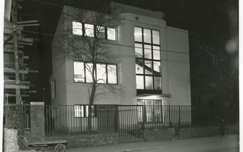 A Walter Rózsi-villa éjszakai látványa az elkészültét követően, 1936 körül. MÉM MDK Fotótár, Fotó: Seidner Zoltán