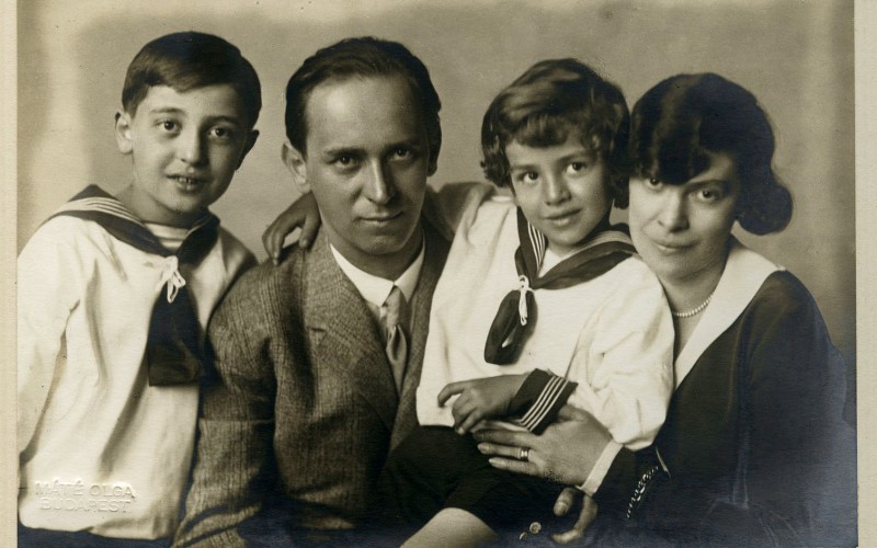 Bierbauer Virgil és felesége, Graul Adrienn fiaikkal, Tamással és Miklóssal. MÉM MDK Múzeumi Osztály, fotó: Máté Olga, 1931