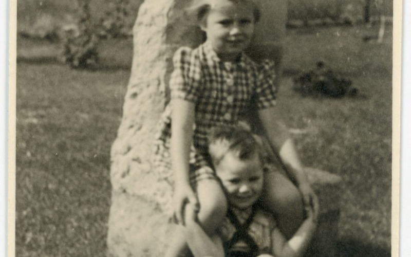 Járitz Lilla és öccse, ifj. Járitz István a kertben álló szobornál. Később ez elé épült a medence. 1943 körül. Magántulajdon