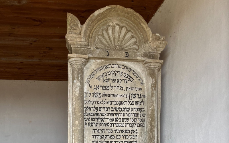 Rosenbaum Gerson Lits tállyai rabbi sírköve. Fotó: F. Tóth Gábor