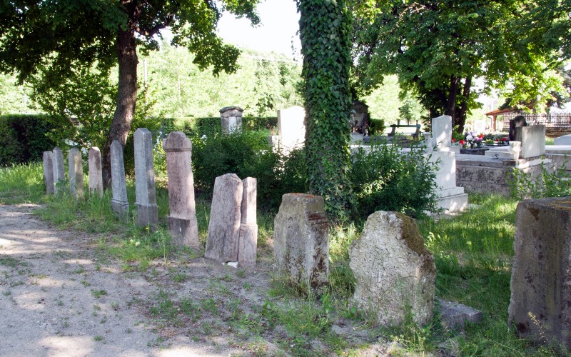 A római katolikus temető sírkövei. Fotó: Bélavári Krisztina
