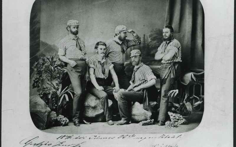 A Nemzeti Hajós Egylet csoportképe 1871-ből, Borsos és Doctor fényképén. Jobbról a második Schulek Frigyes. MÉM MDK Múzeumi Osztály