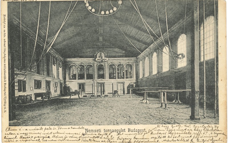 A Kallina Mór által tervezett, 1870-ben átadott Nemzeti Tornacsarnok a Budapest VIII. Szentkirályi utca 26. szám alatt, Erdélyi Mór felvétele alapján készített képeslapon. MÉM MDK Múzeumi Osztály, ltsz. 21.10.1663.