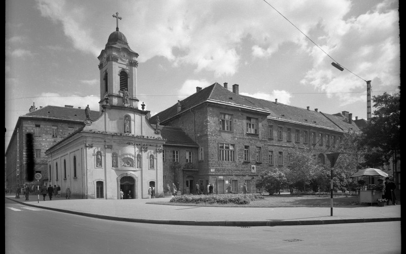A kápolna és a kórház épülete. Fotó: Dobos Lajos, 1965. MÉM MDK Fotótár, ltsz. 072.746N