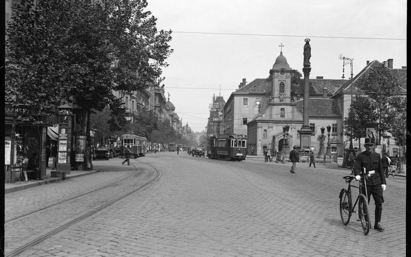 Régi Rákóczi út és a Szent Rókus kápolna. Ismeretlen fotós, 1920 k. MÉM MDK Fotótár, ltsz. 016.157N