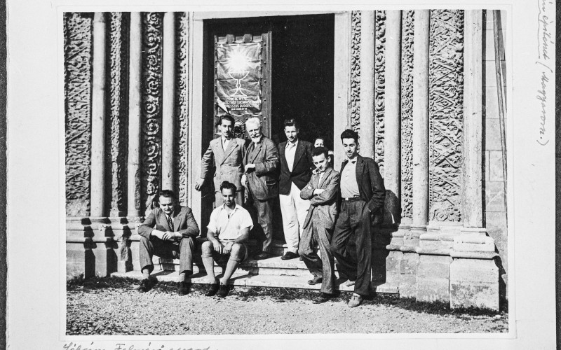 Lébény, Szent Jakab-templom, felmérési csoport, a kapuban Csányi Károly és Lux Géza, 1938. MÉM MDK Fotótár, ltsz. 149.461bN