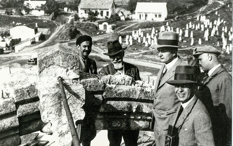 Zsámbék, felmérési csoport. Középen kalapban Csányi Károly, mellette Lux Géza és Rados Jenő. MÉM MDK Tudományos Irattár, Lymbus, ltsz. K 1899/Csányi/3