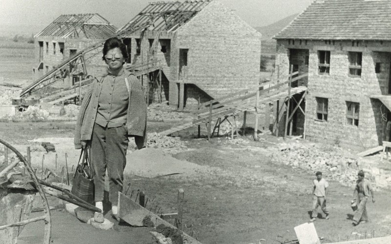 Fejes Mária Anna építész Kazincbarcikán, a VI/b. szomszédsági egység épülő bányászlakásai előtt. 1958-1959 körül. Fotó: Fejes Mária Anna hagyatéka, magántulajdon, letétben a MÉM MDK-ban