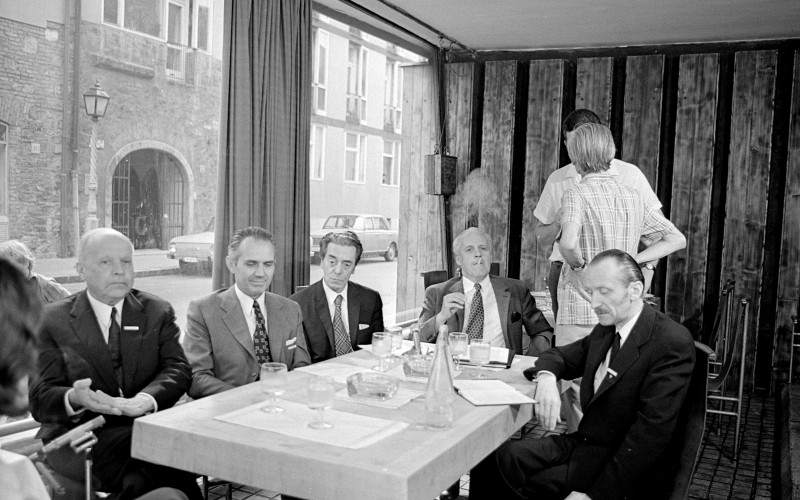 Az egykori Fehér Galamb étteremben készülő tv-interjú résztvevői. Jobbról: Horler Miklós, Dercsényi Dezső, Raymond Lemaire, S. Lorentz.
