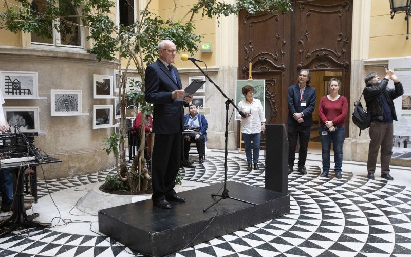 A kiállítást megnyitotta Dr. Dippold Péter, a Fővárosi Szabó Ervin Könyvtár Központi Könyvtárának igazgatója