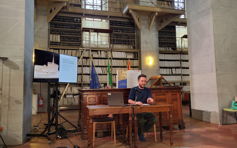 Kovács Dániel előadást tart a MÉM MDK gyűjteményéről. Fotó: Antonello Alici