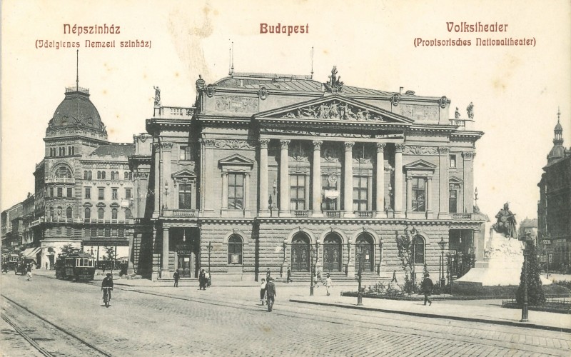 A színház főhomlokzata. Neumann M. kiadása.
